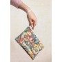 Pochette Frida Kahlo tenue à la main avec motifs floraux coloré
